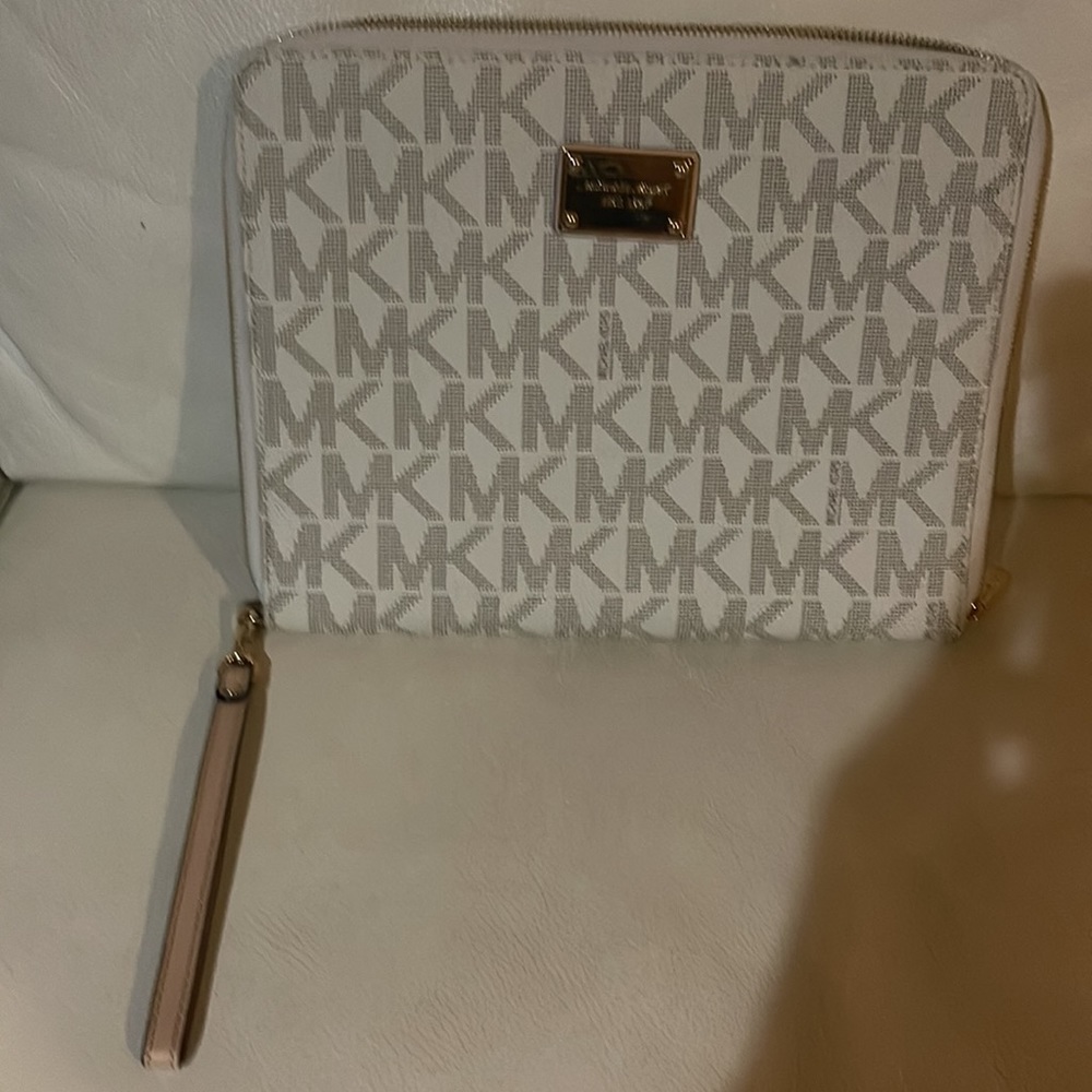 brand new Mk ipad cover - Picture 2 of 4